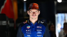 Holandský jazdec Max Verstappen z tímu Red Bull sa pripravuje na tréning pred Veľkou cenou Rakúska formuly 1.