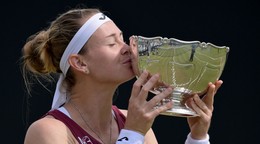 Marie Bouzková s trofejou po víťazstve v Nottinghame
