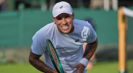 Slovenský tenista Alex Molčan reaguje v zápase 1. kola mužskej dvojhry proti Nemcovi Danielovi Altmaierovi na grandslamovom turnaji vo Wimbledone.