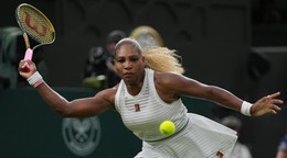 Serena Williamsová počas prvého kola dvojhry na Wimbledone 2026.