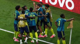 Futbalisti Kolumbie oslavujú víťazstvo.