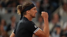 Na snímke nemecký tenista Alexander Zverev reaguje  počas štvrťfinálového duelu mužskej dvojhry proti Rafaelovi Jodarovi.