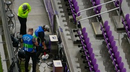 Televízne štáby pripravujú technické vybavenie po silnom daždi pred prípravným futbalovým zápasom medzi Kostarikou a Anglickom.