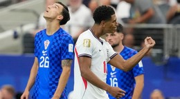 Jude Bellingham (10) oslavuje tretí gól svojho tímu počas zápasu skupiny L na majstrovstvách sveta vo futbale medzi Anglickom a Chorvátskom.