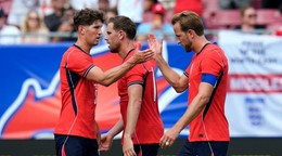 Útočník Anglicka Harry Kane (vpravo) sa teší z gólu so spoluhráčmi Johnom Stonesom a Jordanom Hendersonom (14).