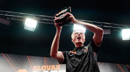 Wessel Nijman oslavuje víťazstvo nad Robom Crossom vo finále Slovak Darts Open 2026. 