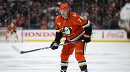 John Carlson v drese Anaheimu Ducks.
