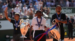 Ousmane Dembélé z PSG (vľavo) a Bradley Barcola prichádzajú na kurt s trofejou Ligy majstrov počas turnaja Roland Garros v Paríži.