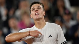 Jakub Menšík oslavuje postup do semifinále Roland Garros 2026.