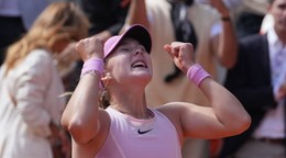 Mirra Andrejevová oslavuje víťazstvo vo finále Roland Garros 2026.