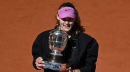 Mirra Andreevová s trofejou po víťazstve na Roland Garros 2026.
