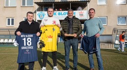 Druhý zľava Lukáš Makara s dresom číslo 18.