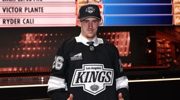 Obranca Adam Goljer počas draftu NHL 2026. 