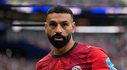 Egyptský Mohamed Salah (10) sleduje priebeh počas futbalového zápasu skupiny G na majstrovstvách sveta medzi Egyptom a Iránom v Seattli.
