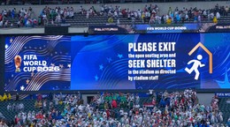 Tabuľa vyzýva fanúšikov, aby opustili svoje miesta, keď počas zápasu skupiny I na majstrovstvách sveta vo futbale medzi Francúzskom a Irakom vo Philadelphii zasiahla silná búrka.