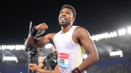 Americký bežec Noah Lyles reaguje po jeho víťazstve.