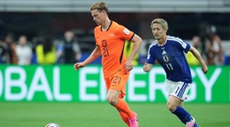 Holanďan Frenkie de Jong (21) a Japonec Daizen Maeda.

