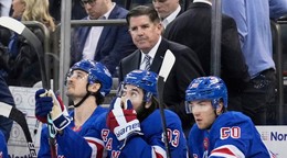 Peter Laviolette na striedačke New Yorku Rangers.