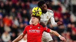 Eduardo Camavinga z Realu Madrid (vpravo) ide na loptu spolu s Víctorom Muñozom z Osasuny.