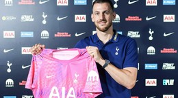 Martin Dúbravka s dresom Tottenhamu