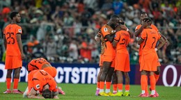 Holandskí futbalisti reagujú po zápase šestnásťfinále majstrovstiev sveta vo futbale medzi Holandskom a Marokom.