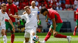Nórsky stredopoliar Martin Odegaard (10) bojuje o loptu proti marockému útočníkovi Abde Ezzalzoulimu.
