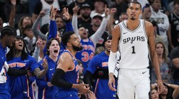 Hráči New York Knicks oslavujú úspešný kôš. Victor Wembanyama (1) je sklamaný po druhej prehre San Antonia.