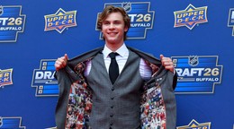Gavin McKenna počas draftu NHL 2026.