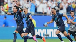 Na snímke hráči Paraguaja  Gustavo Gomez (15) a Gustavo Velazquez (2) sa tešia z výhry po šestnásťfinálovom dueli Nemecko - Paraguaj.
