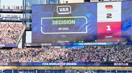 Na snímke elektronická tabuľa ukazuje, že hlavný rozhodca po vzhliadnutí systému VAR neuznal gól Nemecku v šestnásťfinálovom dueli Nemecko - Paraguaj.
