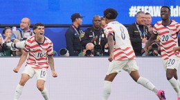 Futbalisti USA Christian Pulisic (vľavo) a Weston McKennie sa radujú z úvodného gólu počas zápasu D-skupiny.