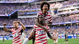 Folarin Balogun (20) oslavuje gól v zápase USA - Paraguaj na MS vo futbale 2026.
