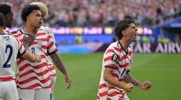 Americký futbalista Christian Pulisic (vpravo) sa teší v zápase proti Paraguaju na MS 2026.