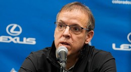 Na archívnej snímke z 23. mája 2024 generálny manažér Colorado Avalanche Chris MacFarland.