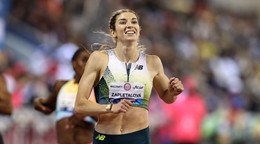 Slovenská atlétka Emma Zapletalová sa usmieva po triumfe v behu na 400m prekážok počas mítingu Diamantovej ligy v katarskej Dauhe.