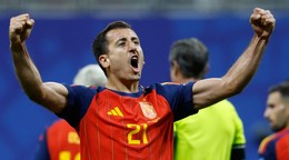 Španielsky hráč Mikel Oyarzabal oslavuje.
