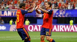 Mikel Oyarzabal (vpravo) oslavuje so spoluhráčom Lamineom Yamalom