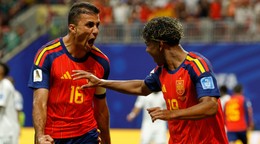 Rodri a Lamine Yamal oslavujú gól