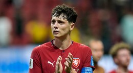 Futbalista Česka Ladislav Krejčí tlieska fanúšikom po skončení zápasu A-skupiny Česko – Juhoafrická republika.