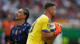 Španielsky brankár Unai Simón (vpravo) neinkasoval na MS už 430 minút. Naposledy ho prekonal z hry Japonec Tanaka na MS 2022 v Katare.