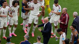 Tréner španielskej reprezentácie Luis de la Fuente hovorí so svojím tímom počas zápasu skupiny H na majstrovstvách sveta vo futbale medzi Uruguajom a Španielskom.
