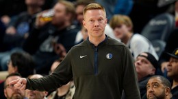 Na archívnej snímke z 19. decembra 2022 v Minneapolise asistent trénera Sean Sweeney z Dallasu Mavericks počas zápasu zámorskej NBA proti Minnesote Timberwolves.