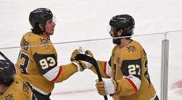 Shea Theodore a Mitch Marner.