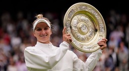 Češka Markéta Vondroušová oslavuje s trofejou po víťazstve nad Tuniskou Ons Jabeurovou vo finále ženskej dvojhry vo Wimbledone.