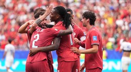 Futbalista Portugalska Rafael Leao sa so spoluhráčmi raduje z gólu.