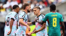 Belgickí futbalisti Youri Tielemans a Leandro Trossard v zápase proti Senegalu na MS 2026.
