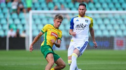 Timotej Hranica (Žilina) a Dávid Gallovič (Košice) bojujú o loptu v zápase 1. kola futbalovej Niké ligy.