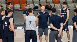 Na snímke tréner slovenskej mužskej basketbalovej reprezentácie do 20 rokov Mikel Odriozola (uprostred).