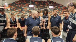 Na snímke uprostred tréner slovenských basketbalistov Mikel Odriozola počas zápasu B-divízie.