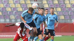 Adam Griger (Slovan) hlavičkuje počas zápasu 1. kola futbalovej Niké ligy MFK Dukla Banská Bystrica - ŠK Slovan Bratislava.
